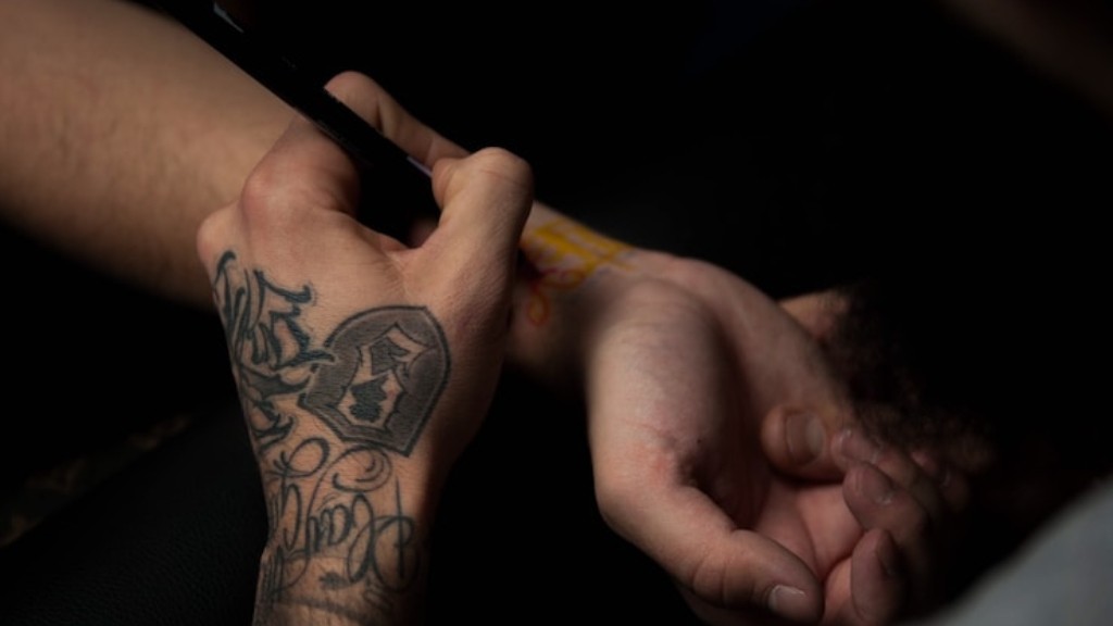 Габріель Бассо має татуювання